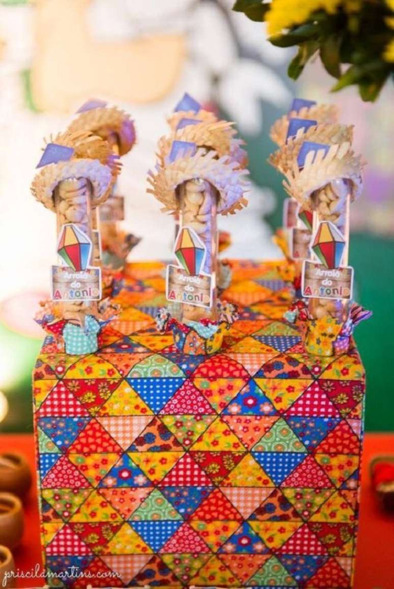 59. Decoração de festa junina colorida – Foto: Tania Simões