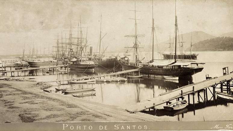 O porto de Santos era um ponto importante de escoamento de café; na imagem, um registro de 1880, três anos após o crime da alfândega