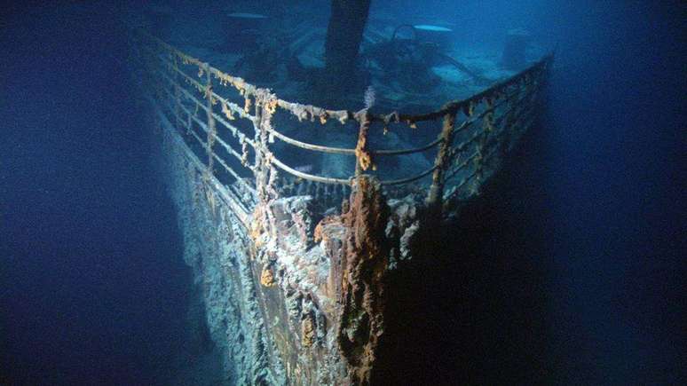 O Titanic está desabando lentamente, à medida que a pressão do oceano, a movimentação dos sedimentos e as bactérias que se alimentam de ferro corroem pouco a pouco sua estrutura