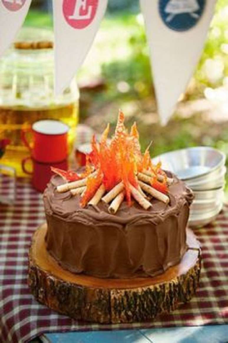 90. Decoração de festa junina com bolo decorado como fogueira – Foto: Estilo Próprio By Sir