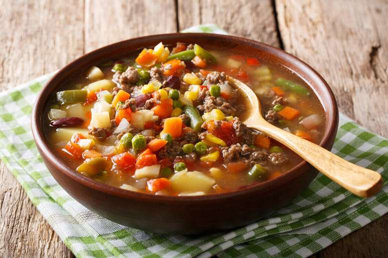Sopa de legumes com carne mo&iacute;da 