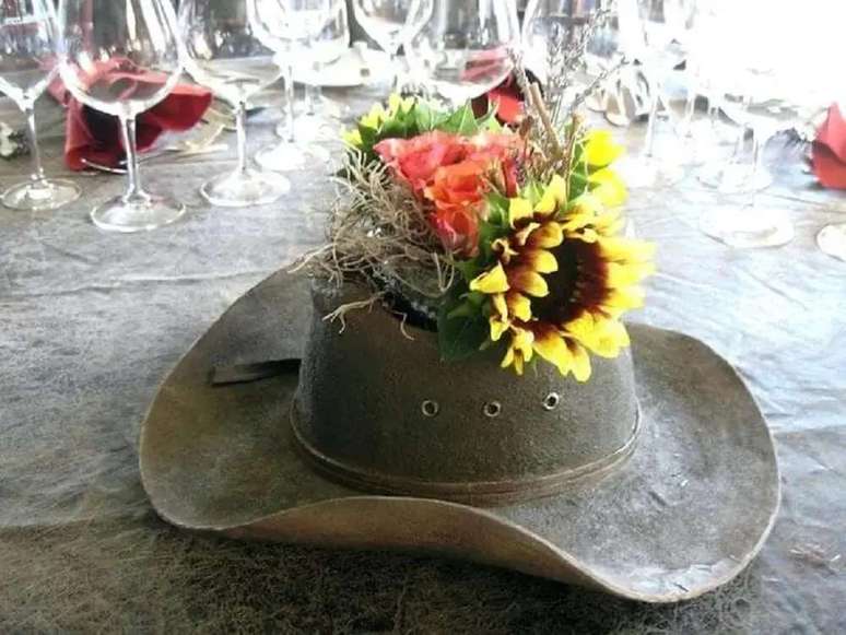 15. Uma decoração de festa junina muito legal é utilizar o chapéu com flores para enfeitar a mesa – Foto: My Great Decor