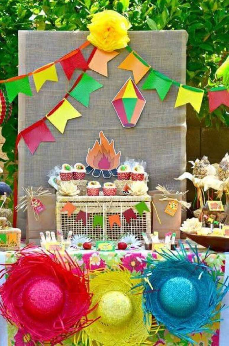 23. Use e abuse das bandeirinhas e chapéus de palha para a decoração da festa junina – Foto: Catch My Party