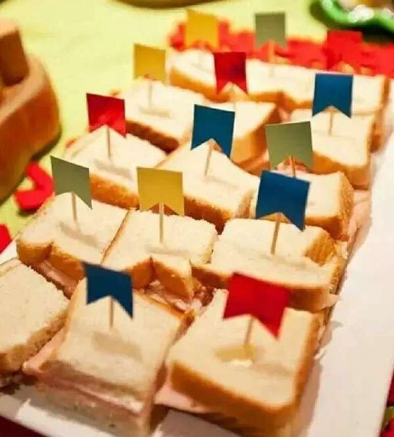 32- Decoração de festa junina com bandeirinhas coloridas nos pães de forma. Foto: Casa e Festa