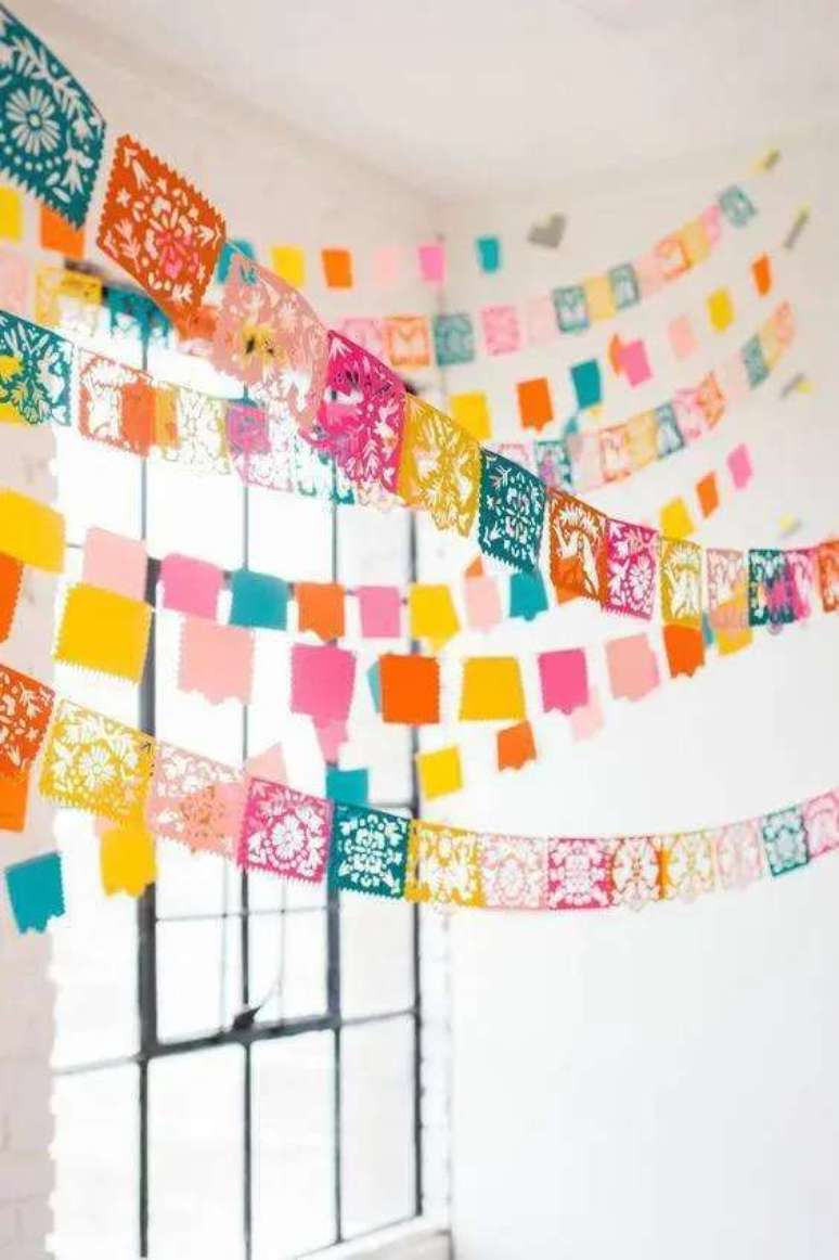 8. Bandeiras vazadas e coloridas para decoração de festa junina – Foto: Style Me Pretty