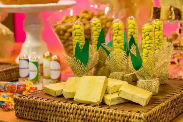 5. Para um toque rústico na decoração da festa junina simples, utilize cestas e suportes de vime – Foto: Casa Abril