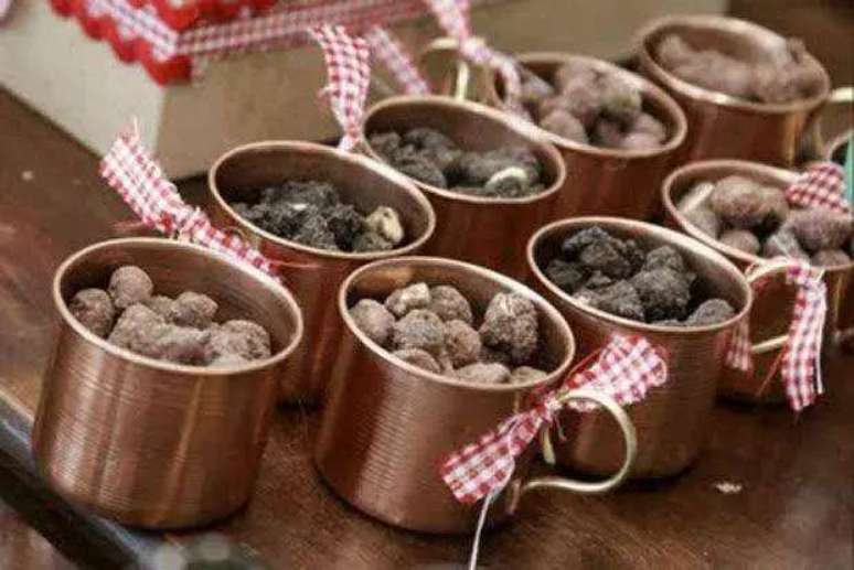 16. Decoração de festa junina com potinhos de bronze para doces – Foto: Arquitrecos