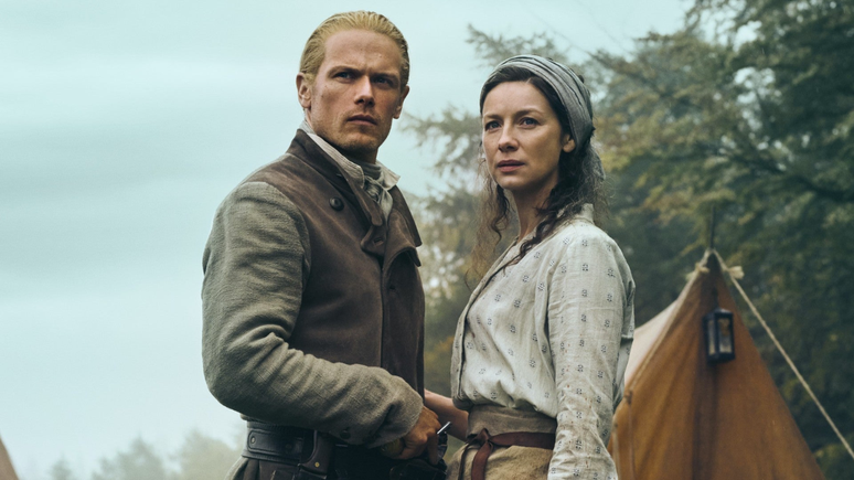 Jamie e Claire no material promocional da 7ª temporada.