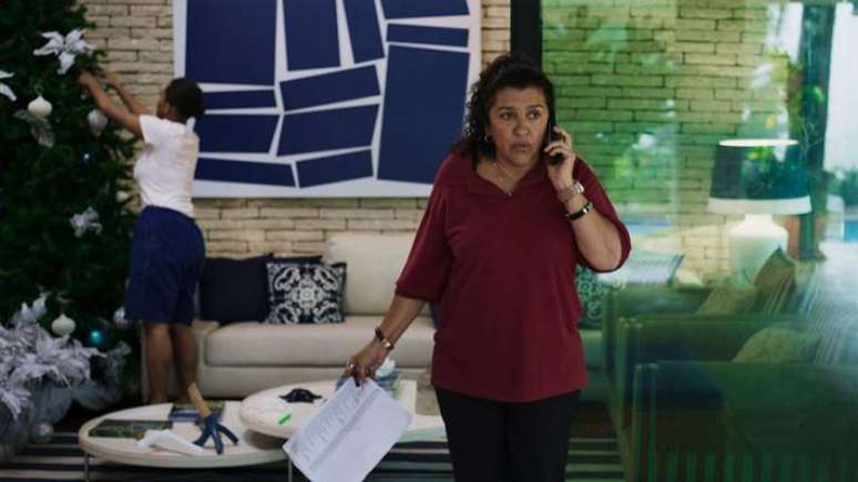 Regina Casé brilha como a doméstica Madá em 'Três Verões'
