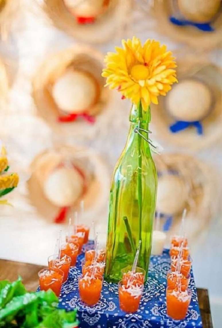56. Decoração de festa junina colorida com doces tradicionais – Foto: Revista Artesanato