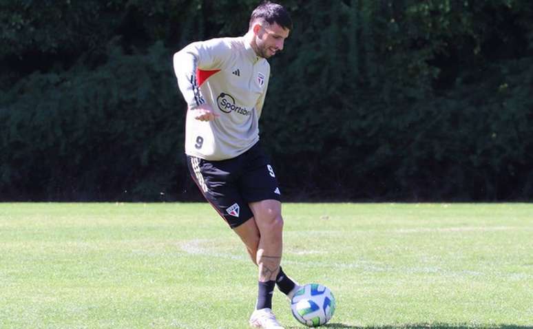 Jonathan Calleri é a esperança de gols do São Paulo diante do Athletico-PR.