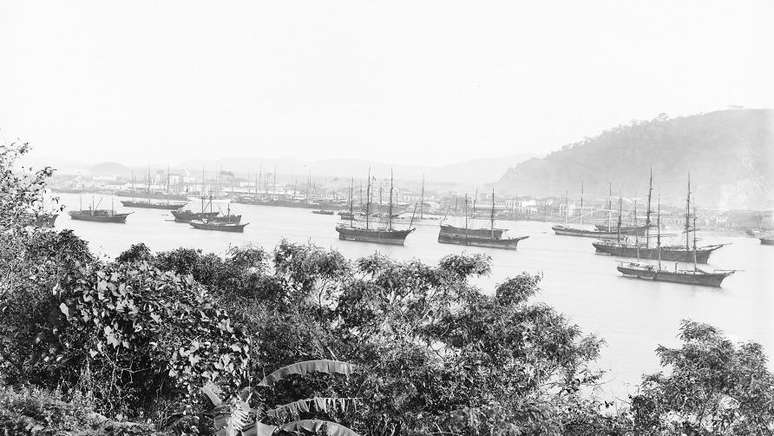 O porto de Santos era o principal ponto de escoamento da produção de café do interior paulista. Imagem de Marc Ferrez, de 1880