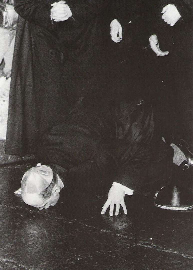 O futuro papa beija o solo de Mil&atilde;o, na It&aacute;lia, na cerim&ocirc;nia em que tomou posse na arquidiocese da cidade, em 1955