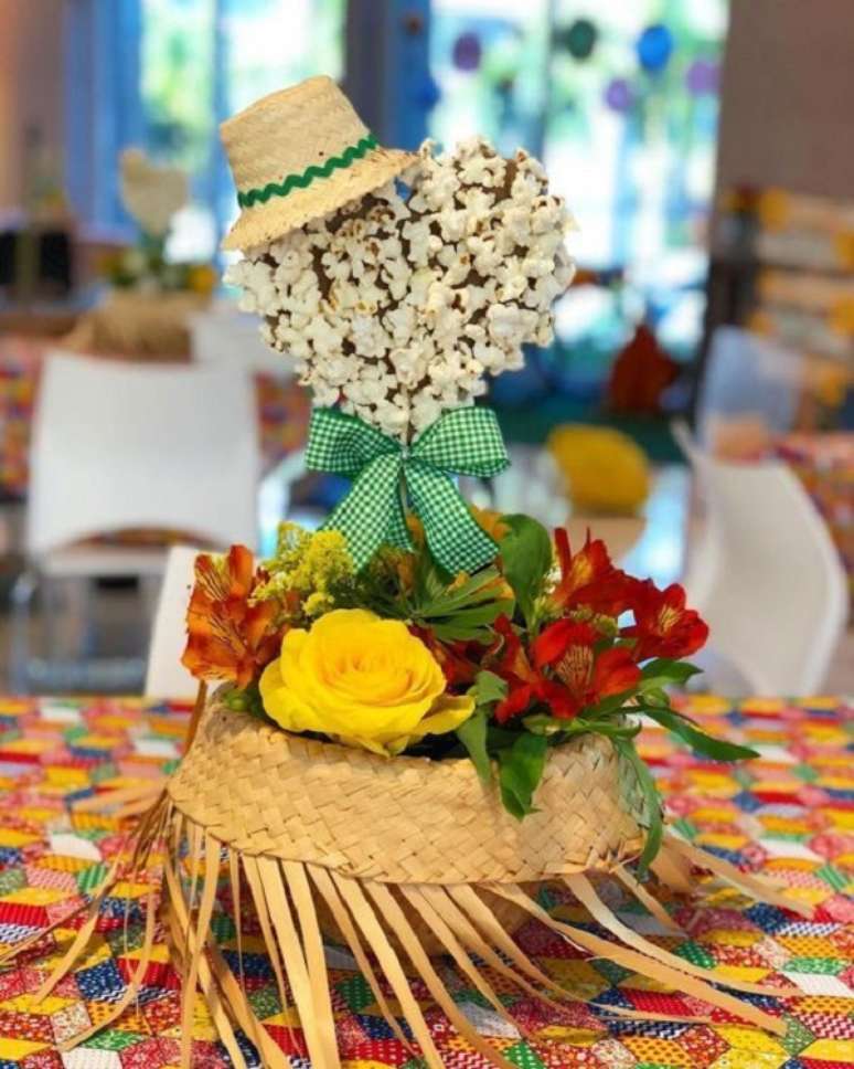 55. Arranjo de mesa para decoração de festa junina – Foto: Solteiras Noivas Casadas