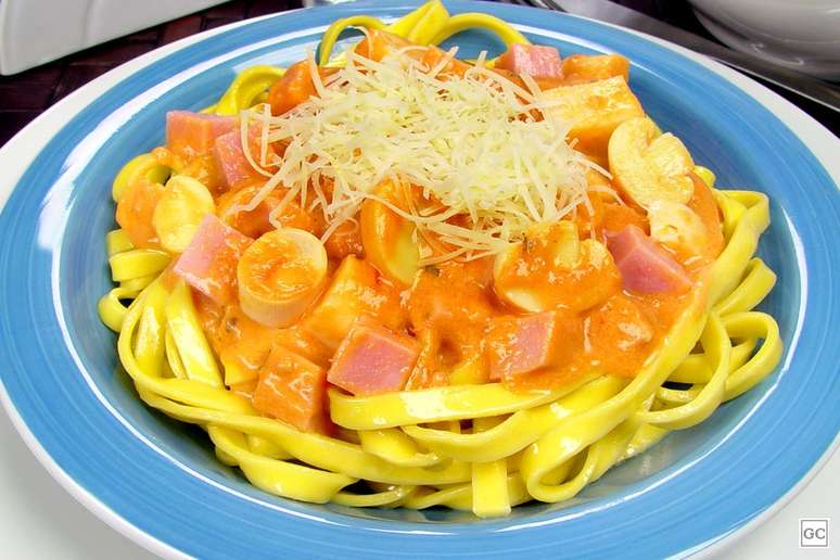 Pasta in pink sauce with mushrooms, hearts of palm and ham