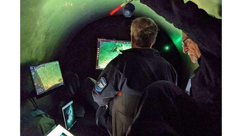 Os tripulantes do submarino Titan são protegidos da pressão esmagadora das profundezas oceânicas pelas espessas e reforçadas paredes do veículo