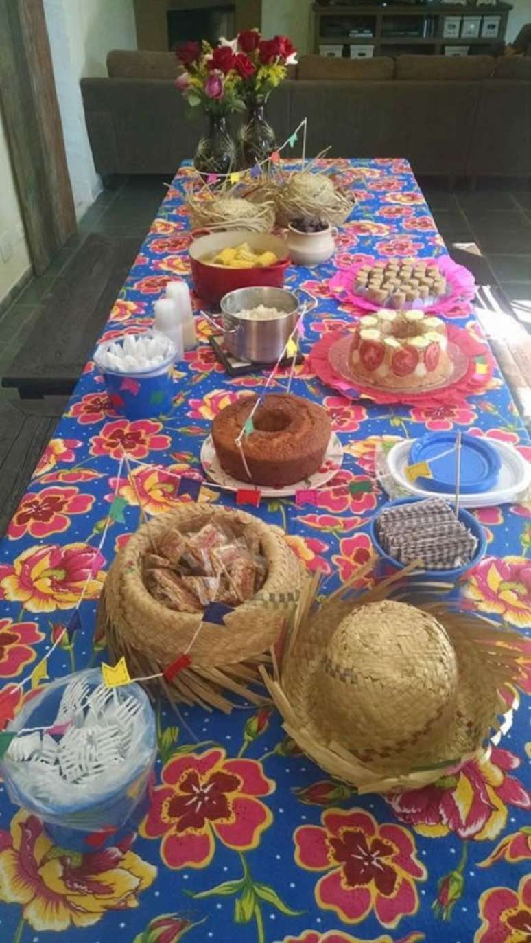 68. Decoração de festa junina com doces tradicionais – Foto: Como Fazer em Casa