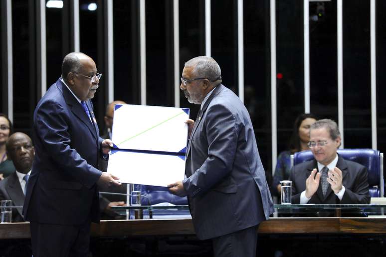 Em 2014, Benedito (esq.) recebeu do senador Paulo Paim (dir.) a Comenda Senador Abdias Nascimento