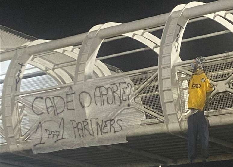 &lsquo;Cad&ecirc; o aporte?&rsquo;, diz cartaz de cobran&ccedil;a a 777 Partners &ndash; Reprodu&ccedil;&atilde;o Twitter @Giuberti10Mr