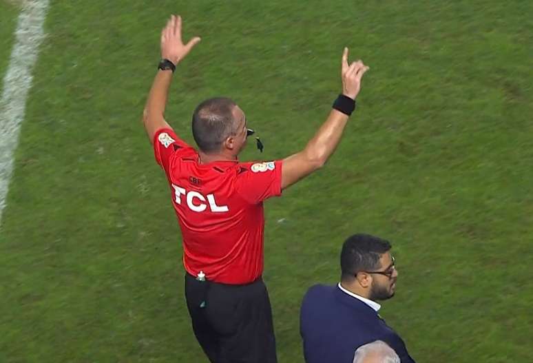 O &aacute;rbitro Leandro Vuaden encera a partida antes dos 45 do segundo tempo &ndash;