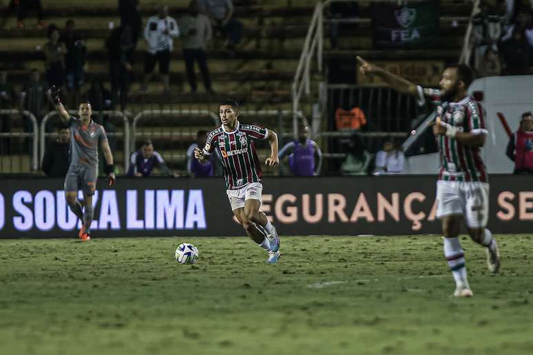André recebe amarelo e desfalca o Fluminense para o jogo de volta contra o  Corinthians