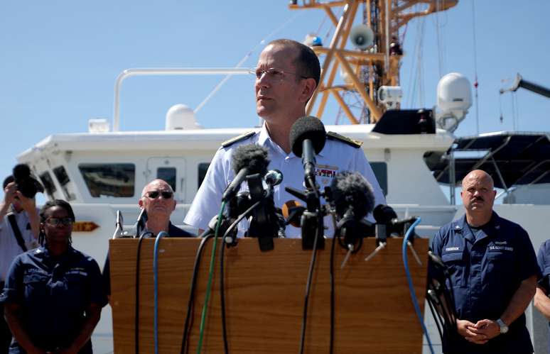 O contra-almirante John Mauger, comandante do Primeiro Distrito da Guarda Costeira, fala durante coletiva de imprensa sobre a busca do submersível da OceanGate