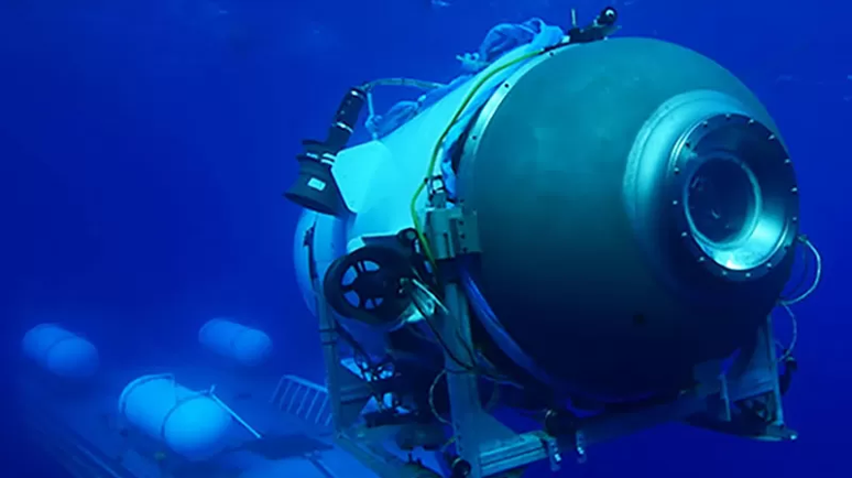 Foto antiga do submarino Titan, próximo a plataforma de onde foi liberado
