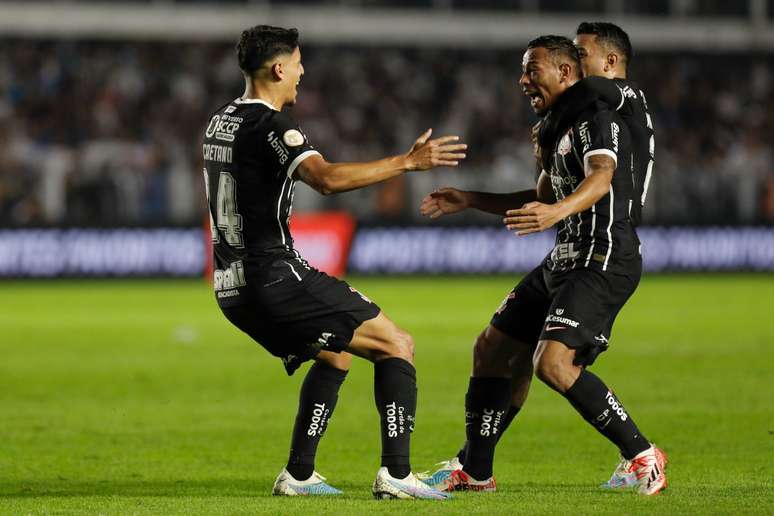 Em jogo encerrado por confusão, Corinthians vence clássico contra o Santos  pelo Brasileirão