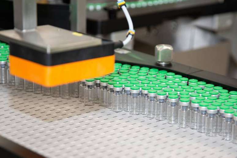 Vacina Qdenga deve chegar &agrave;s cl&iacute;nicas privadas entre a &uacute;ltima semana de junho e a primeira de julho