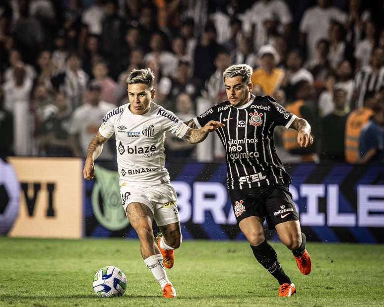 Jogadores de Santos e Corinthians em disputa de bola pelo Brasileirão - Foto: Ivan Storti/Santos