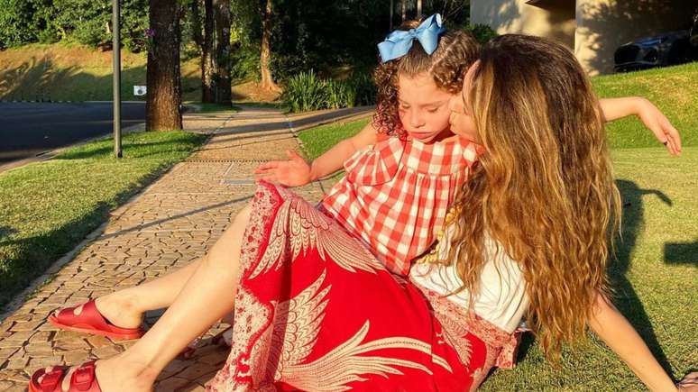 "Ela é uma menina doce", disse a jornalista Gabriela Lian sobre a filha Isadora