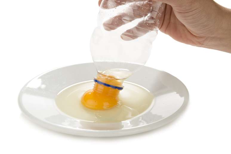 Técnica com garrafa para separar a gema da clara do ovo