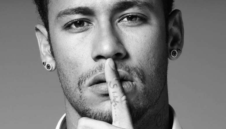 Neymar usa a tatuagem ‘Shhh...’ no dedo para pedir aos críticos que se calem; serve também a quem fala demais buscando a fama instantânea 