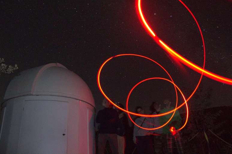 O professor Caique Novis em observação noturna com a equipe da Céu de Gaia