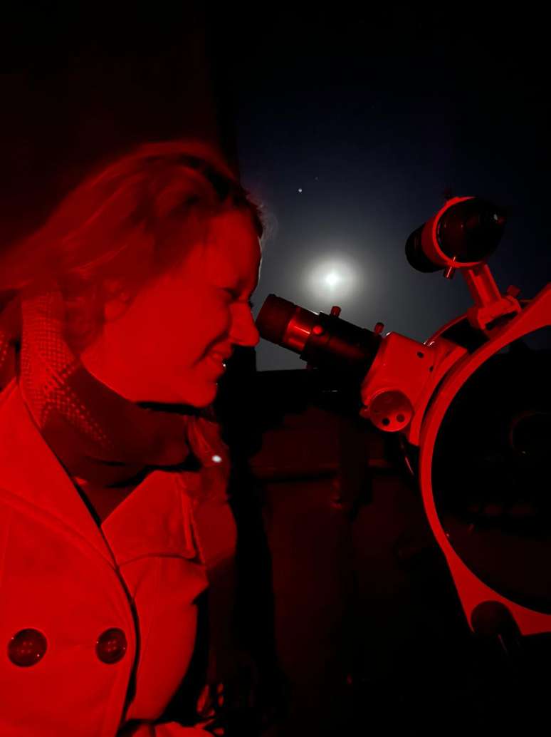 A coordenadora de projetos Barbara Panseri em expedição astronômica na Chapada dos Veadeiros