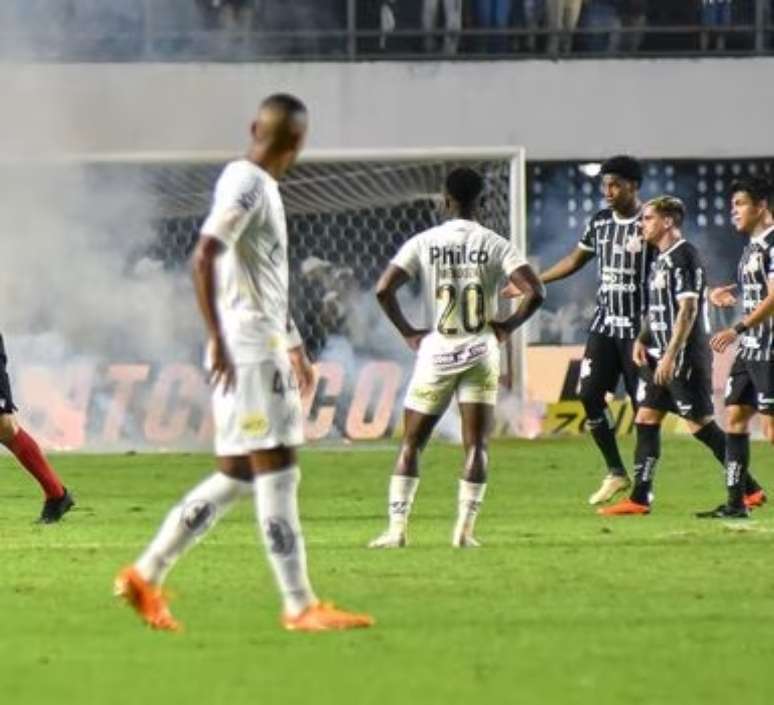 Abalados, jogadores do Santos ficaram 'presos' na Vila Belmiro