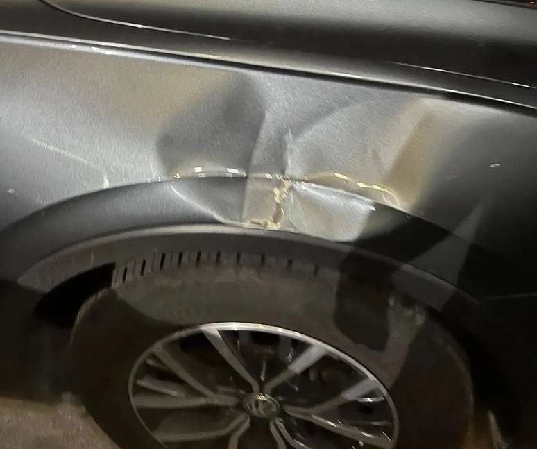 Um dos carros quebrados no estacionamento de São Januário – Reprodução