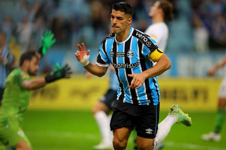 Grêmio goleia Internacional e tem vantagem para jogo de volta da