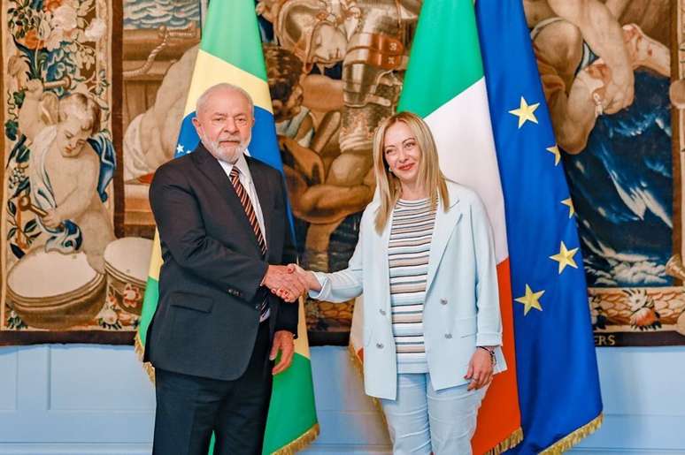 Foto original mostra Lula cumprimentando Giorgia Meloni durante encontro na quarta-feira (21)
