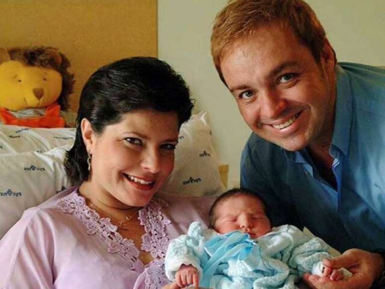 Gugu Liberato e Rose Miriam di Matteo após o nascimento do primeiro filho João Augusto, em 11 de novembro de 2001, no Hospital e Maternidade São Luiz.