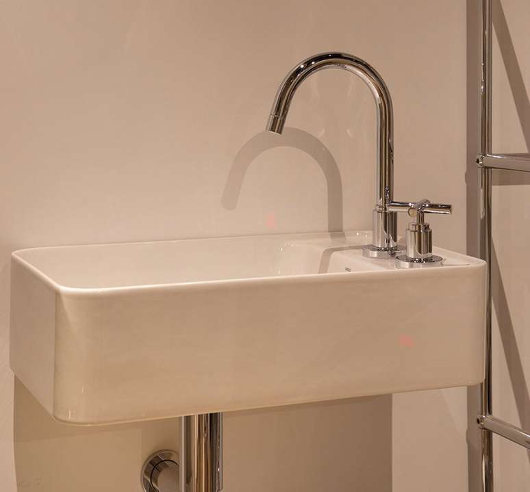 Cubas suspensas otimizam o espa&ccedil;o e perfeitas para banheiros pequenos &ndash; Foto: Divulga&ccedil;&atilde;o Deca