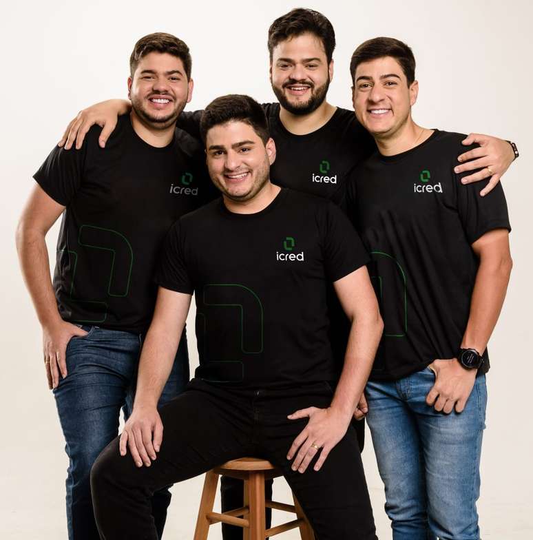 Os cofundadores da iCred: T&uacute;lio Matos (sentado), J&uacute;lio (&agrave; esq), Thiago e Pedro (