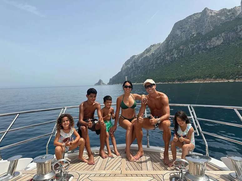 Cristiano Ronaldo e Georgina Rodríguez curtem iate com os filhos