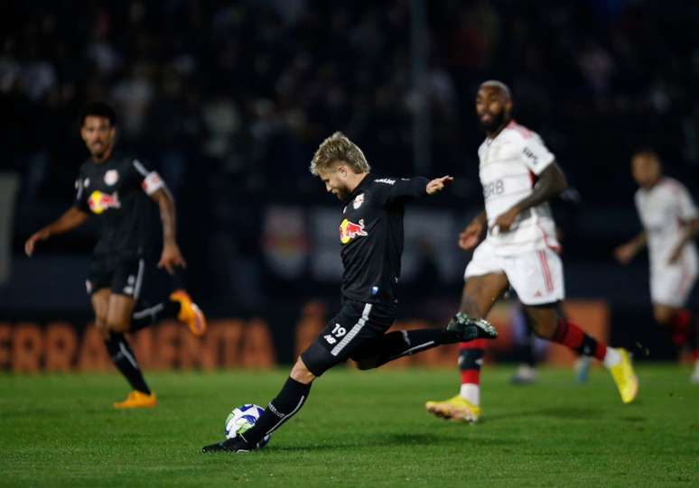 Bragantino dá um banho de bola no Flamengo: 4 a 0