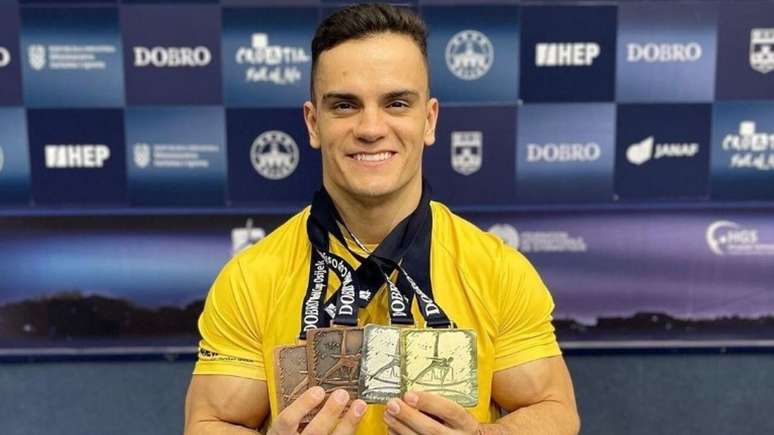Dia do Atleta Olímpico - Caio Souza com as suas medalhas após a etapa de Osijek, na Croácia, da Copa do Mundo de Ginástica Artística.
