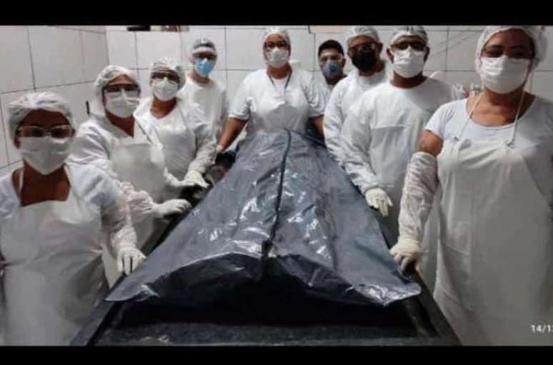 Josiane junto de seus alunos no corso de tanatopraxia