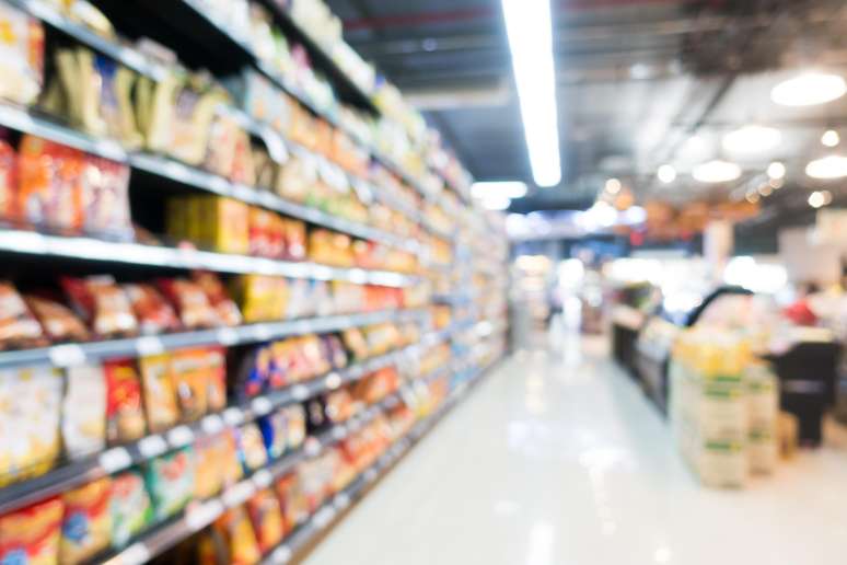 Prateleiras em supermercado 