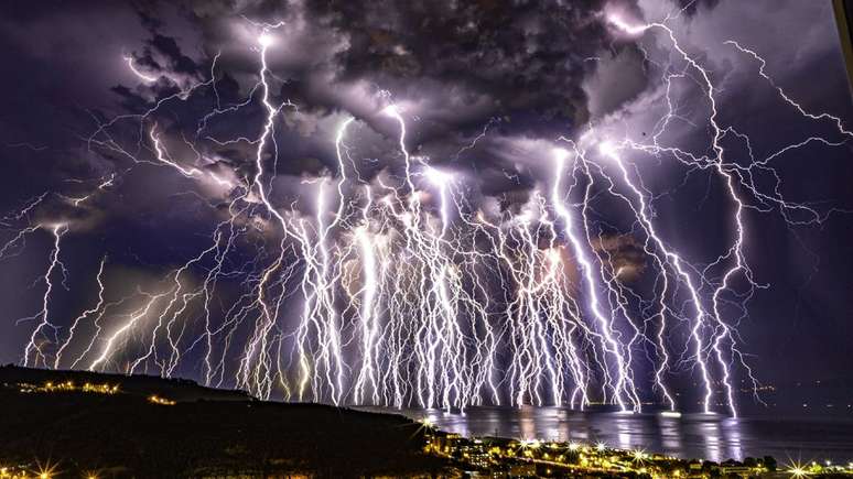 Efeito de junção de imagens criou "chuva de raios"