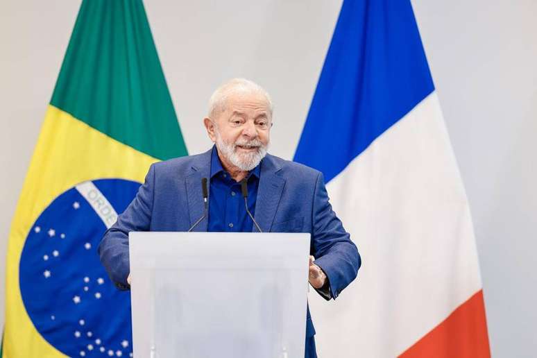 Lula fala com jornalistas em paris antes de voltar ao Brasil