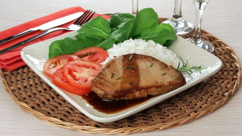 Atum grelhado ao molho de laranja